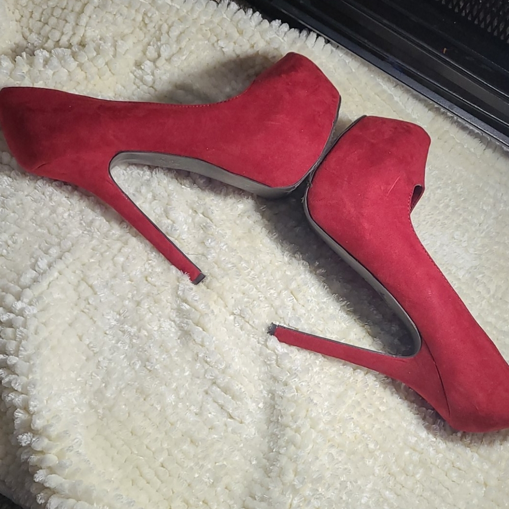 Red Shoe - Picture 3 of 4